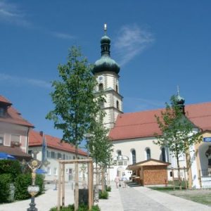 Kirchenvorplatz_web